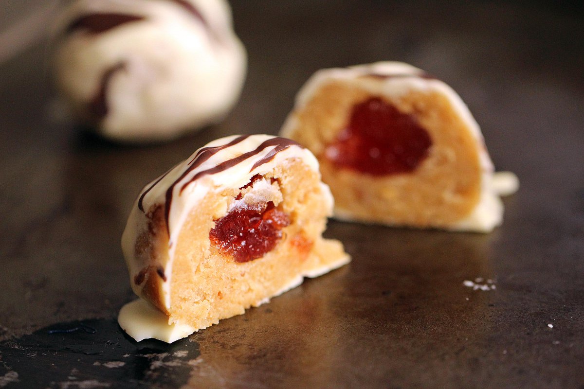 healthwell_uk's tweet photo. Making these @USN_UK treats for the office tomorrow! Recipe for Bakewell Tart Protein Truffles http://t.co/M18b43EnYY http://t.co/0ROqDFGfeJ