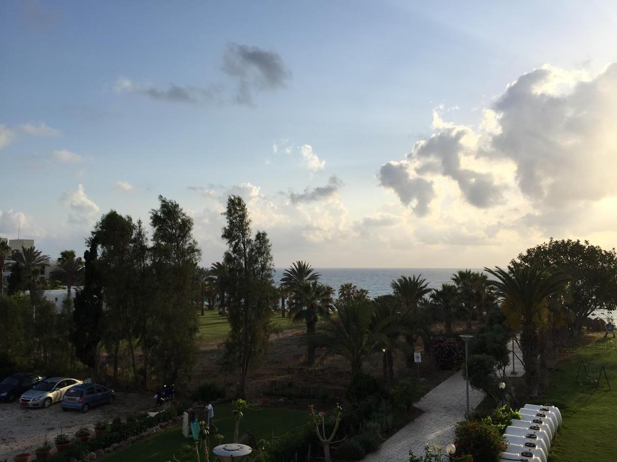 SuperSaf's tweet photo. Balcony shot for @HuzefahN @HS_Fairtex @Wazster7 @jakaraka 😆 #Cyprus #Balcony #SameShotDifferentDay http://t.co/P6Akv1Dxm8
