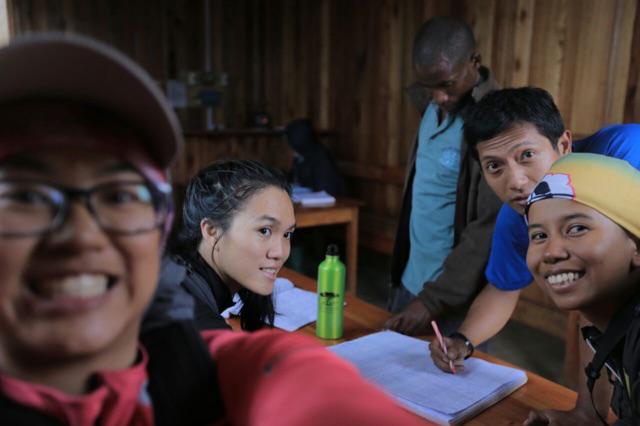 ina7summits's tweet photo. Mohon doanya agar ketiga wanita tangguh ini selalu sehat dan lancar mencapai puncak, Jaya Mahitala! http://t.co/dxwRCZaBp5