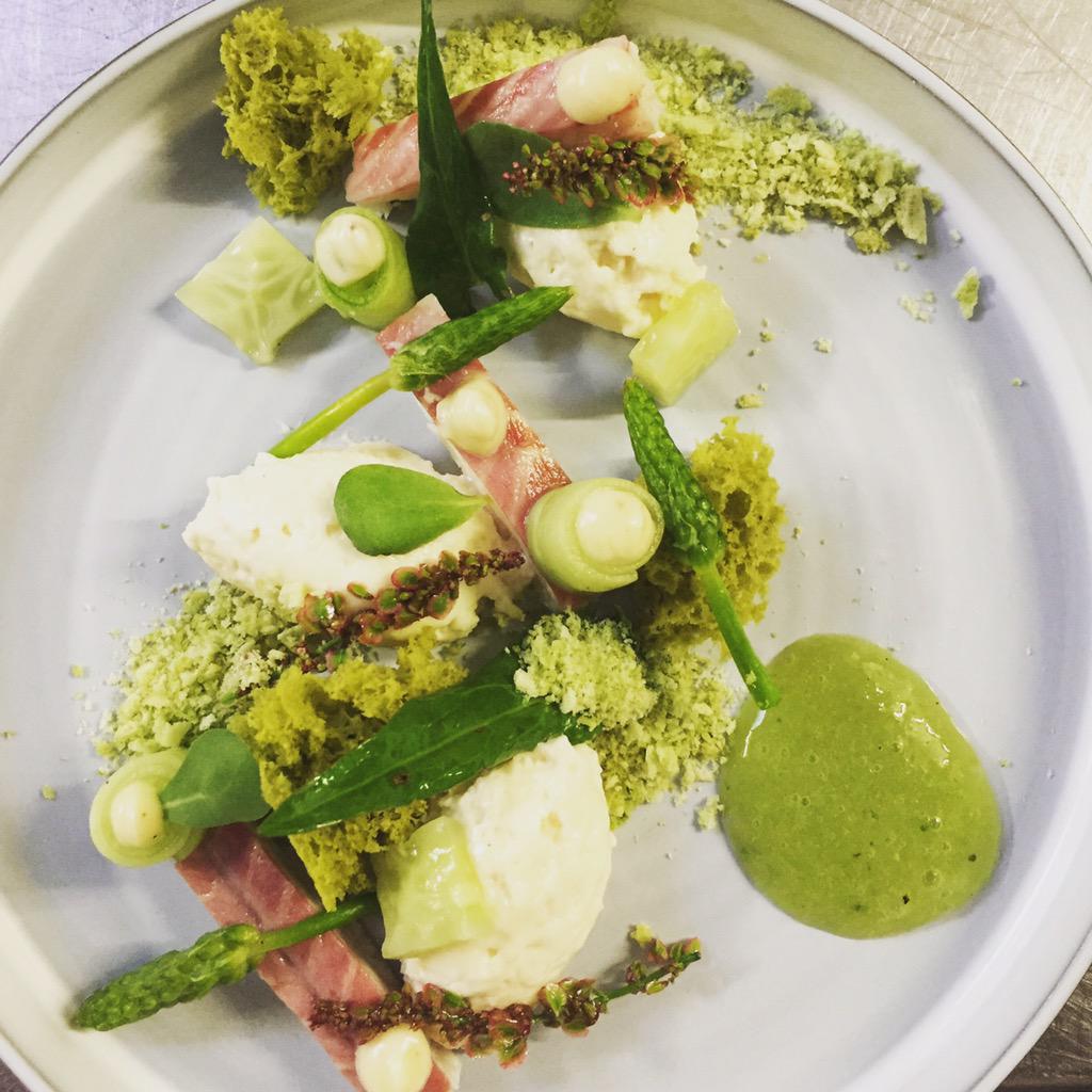Gerooktepaling met structuren van komkommer•sponscake van veldzuring• creme van veldzuring•gestoofde korenaar asperge