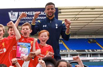 GoonerAGG's tweet photo. HOW IS KYLE WALKER CELEBRATING AN ARSENAL VICTORY AT WHITE HART LANE HAHAHA HAHA Im DEAD LOOK AT HIS FACE http://t.co/iVkwU4K8A2