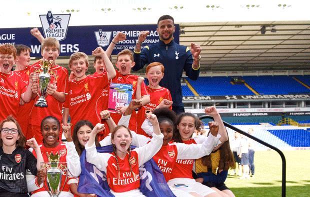 GoonerAGG's tweet photo. HOW IS KYLE WALKER CELEBRATING AN ARSENAL VICTORY AT WHITE HART LANE HAHAHA HAHA Im DEAD LOOK AT HIS FACE http://t.co/iVkwU4K8A2