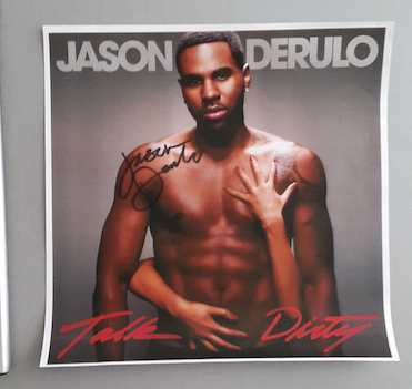 vodafoneyu's tweet photo. ¿Quieres esta foto firmada por @JasonDerulo? Comenta con el HT #yusonDerulo y lo sortearemos entre todos los tuits http://t.co/WDg9HaVKa2