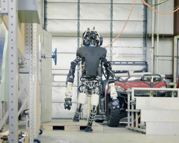 WIRED's tweet image. MIT"s humanoid robot goes to robo boot camp wrd.cm/1K5yQgv