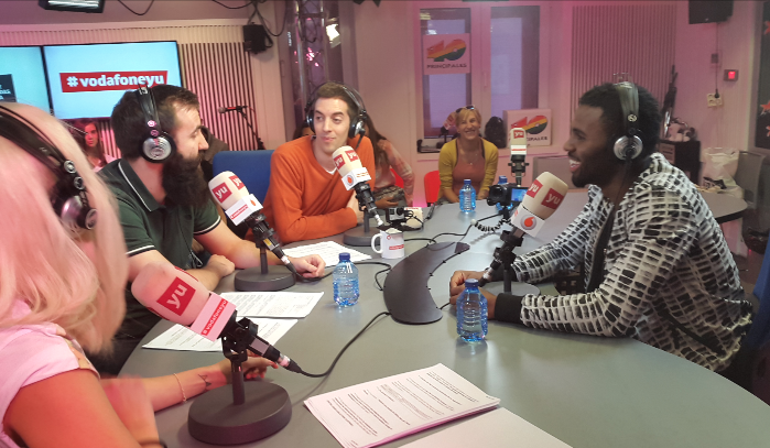vodafoneyu's tweet photo. ¡Le enseñamos el verbo #Amochar a @JasonDerulo! Amochar, Amochated, Amoching... #BroncanoCrack! #yusonDerulo http://t.co/2OVs22xS1C