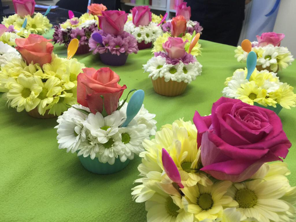kayflowerschool's tweet image. @FlowerSchoolIE fab #cupcakes made on our evening #flowerclasses tonight #kaysflowerschool
