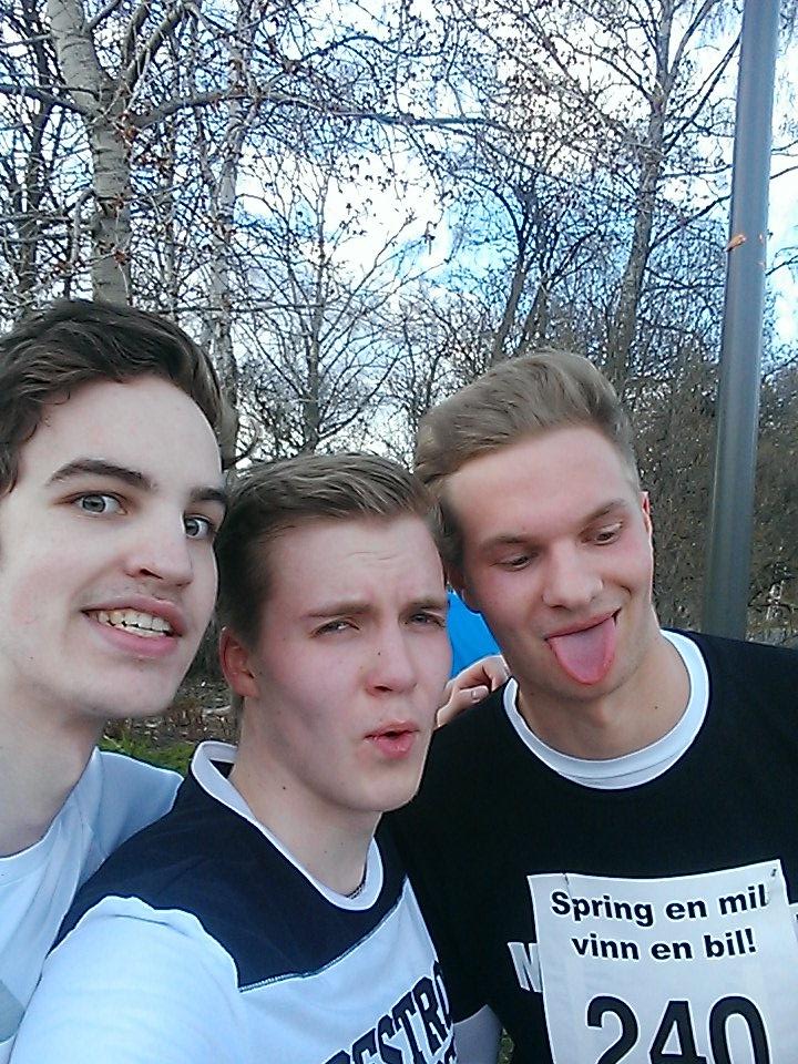 danielohman1's tweet photo. Oooortens krigare efter en mil #springenmilvinnenbil #ThanksDave #Bleedingnipples @AtowiOfficial @AndersJonsson44 http://t.co/XnHdLktEMw