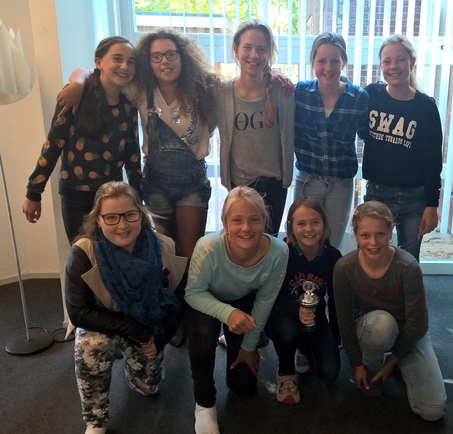 De meiden van groep 8 zijn gisteren tijdens de finales van het schoolvoetbal, 4e van Oost-Gelderland geworden!