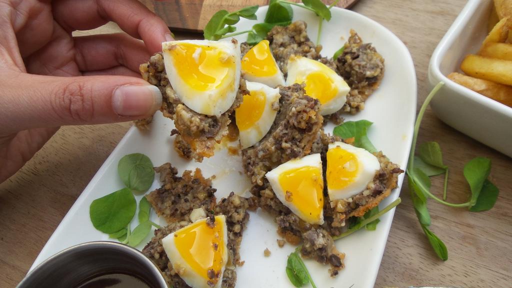 SamBuckell's tweet photo. Great haggis #scotcheggs #princeofwalesfeathers #tweatup http://t.co/Z5FnaRvCYe