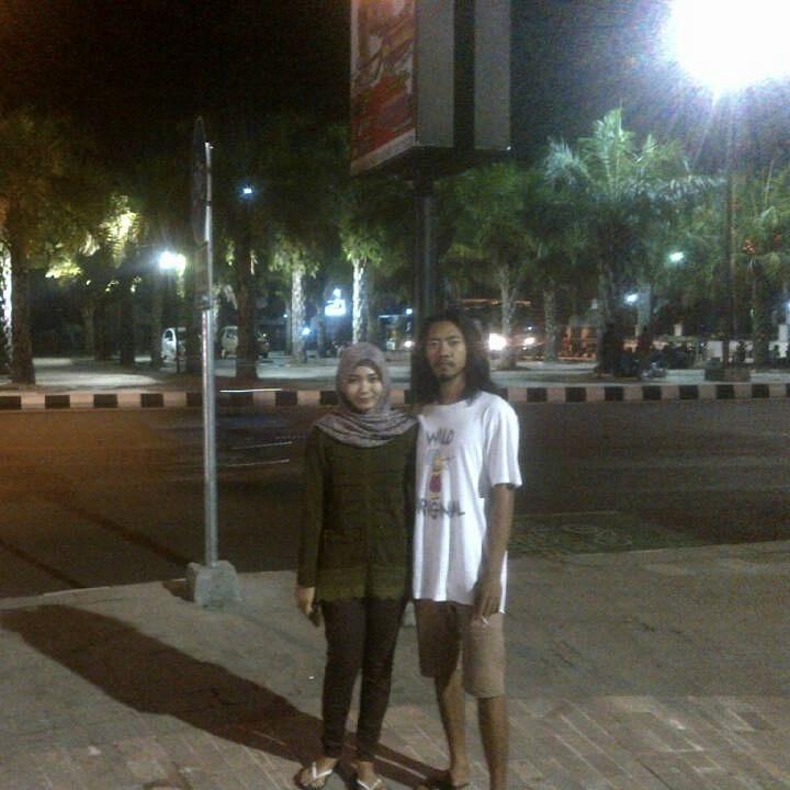 TyasIrenda's tweet photo. @AlunAlunJember w/@AlienationStore .. ga pernah latihan basket, skali main lelek sesak napas 👫 http://t.co/hqiS5xfzRg