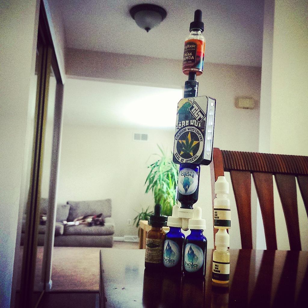 NGawart's tweet photo. 🚬 is dead ☁☁☁ is the future #vape #ipv3 #stackthatbitch #phathomiehookups http://t.co/efZsUr5Mge