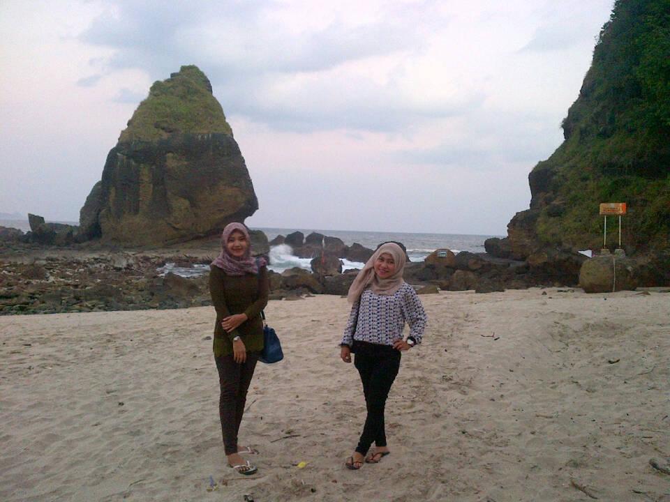 TyasIrenda's tweet photo. @PapumaJember w/ @FadhillahDewi28 @AlienationStore 👫 http://t.co/W4LX1WcCi8