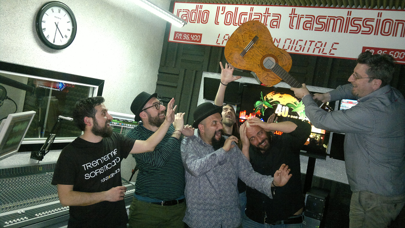 RadioLOlgiata's tweet photo. PuntinEspansione @PUNTInESPANSION Immagini #proibite del dopointervista - Fm96.6 Roma http://t.co/OtHjnnEgvN Phone http://t.co/naSogWve8G