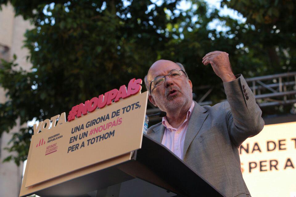 Esquerra_ERC's tweet photo. 'Comencem a defensar la justícia social i el #NouPaís des dels ajuntaments. Canviem-ho tot: l'ajuntament i el país!' http://t.co/JLYvduj30R