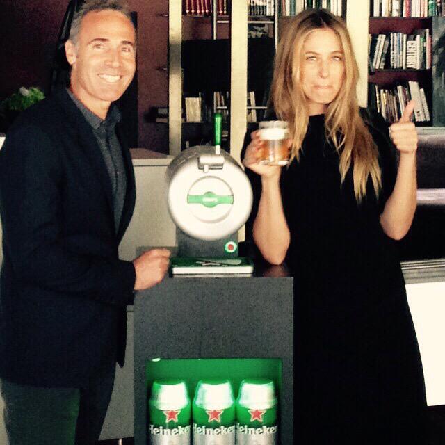 martinakleinpro's tweet photo. La nueva forma de vivir la cerveza en casa! Y con @AlexCorretja74 mejor imposible 💚@heineken_es #navigatethesub http://t.co/eJXwPkt8wt