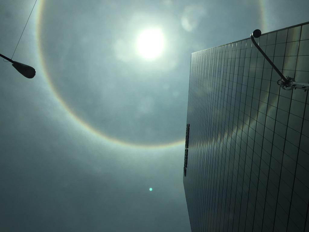 briaguinski's tweet photo. Dicen que es la venida del señor. No será más bien la refracción de luz por nubes cristalizadas ???? http://t.co/t4O28ptpd0
