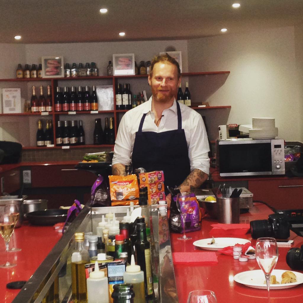 becoming_PR's tweet photo. Ce soir, nous sommes à #Rennes avec Nicolas Pourcheresse qui cuisine la Chicorée Liquide #Leroux #Pourcheresse http://t.co/KjMEP864K8