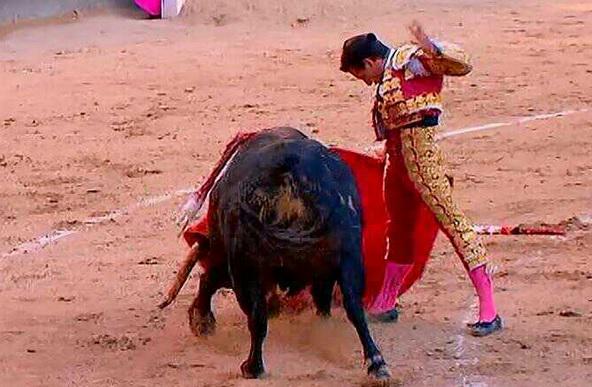 AVANCE MADRID- Así se rompió Diego Urdiales por derechazos hace unos minutos Muchísimo sabor.  cultoro.com/ferias/san-isi…