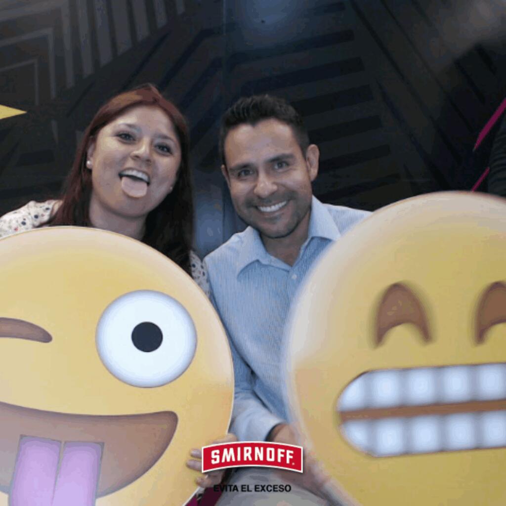 Smirgiff's tweet photo. @j_cardenas17 nos da la bienvenida con una Paloma Rusa al puro estilo Smirnoff. #SoyDiageo http://t.co/lVd04cb3T7