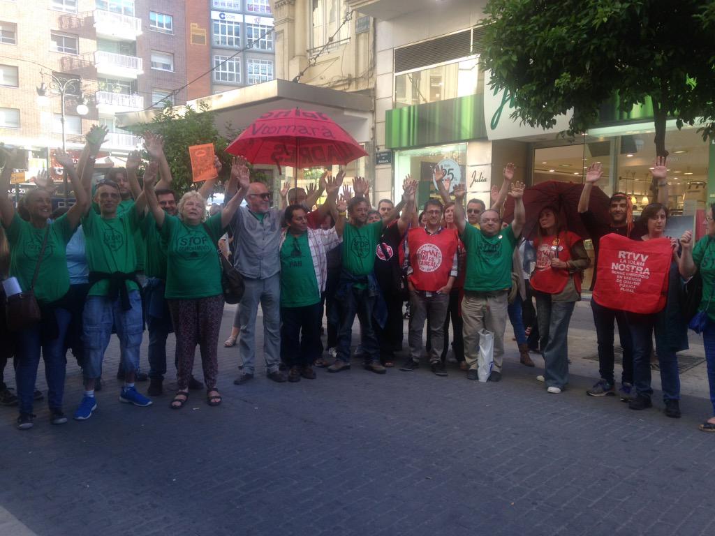jupetiroig's tweet photo. Policia amaga @jupetíroig i @PAH_Valencia per què no protesten al mitin del PP a València #VosQueden4Dies http://t.co/ajCIZv45Xz
