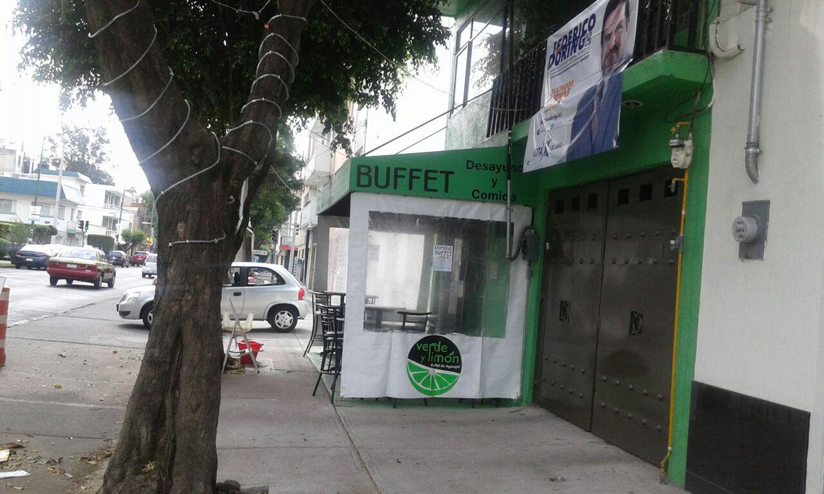 Pancho_Soni's tweet photo. #EnBJ invaden la banqueta, pero como apoyan al @PANDF, @DelegacionBJ se los permite #NiUnVotoAlPAN
@Hartonelli http://t.co/XpQ1mR768w