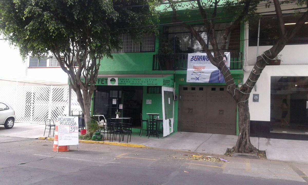 Pancho_Soni's tweet photo. #EnBJ invaden la banqueta, pero como apoyan al @PANDF, @DelegacionBJ se los permite #NiUnVotoAlPAN
@Hartonelli http://t.co/XpQ1mR768w