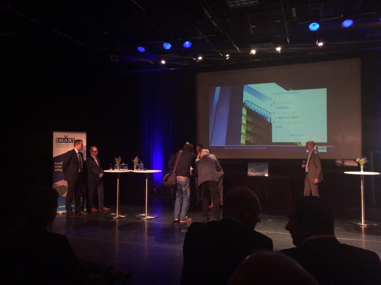 Uitreiking <a href="/SMARTLCV/">SMART LCV</a> Smart Logistics Trophy! Gefeliciteerd Wouter ... en nu nog doorleren <a href="/FontysILEC/">FontysILEC</a> ;-)!!!