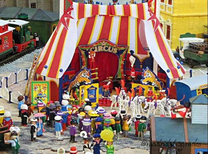 amclicks_'s tweet photo. El bullicio se acerca a la carpa circense para ver los espectáculos #amclicks #alcobendas #albendacos #playmobil http://t.co/F6UcAq33lb