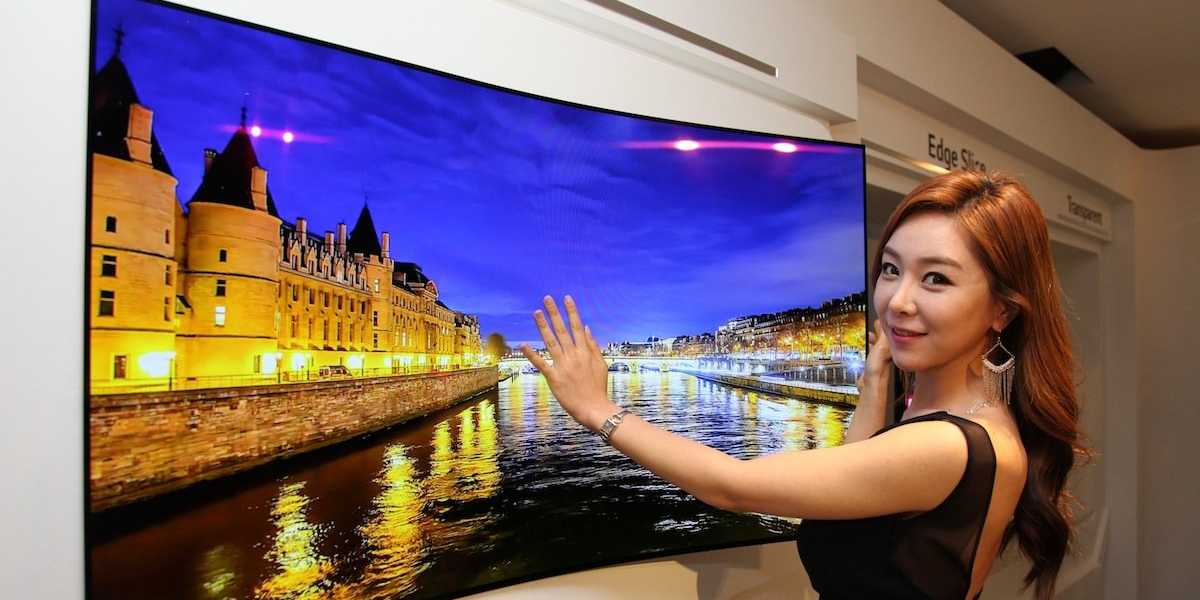 BusinessInsider's tweet image. LG invented a crazy, bendable TV that sticks to your wall like a refrigerator magnet read.bi/1SjqpE9