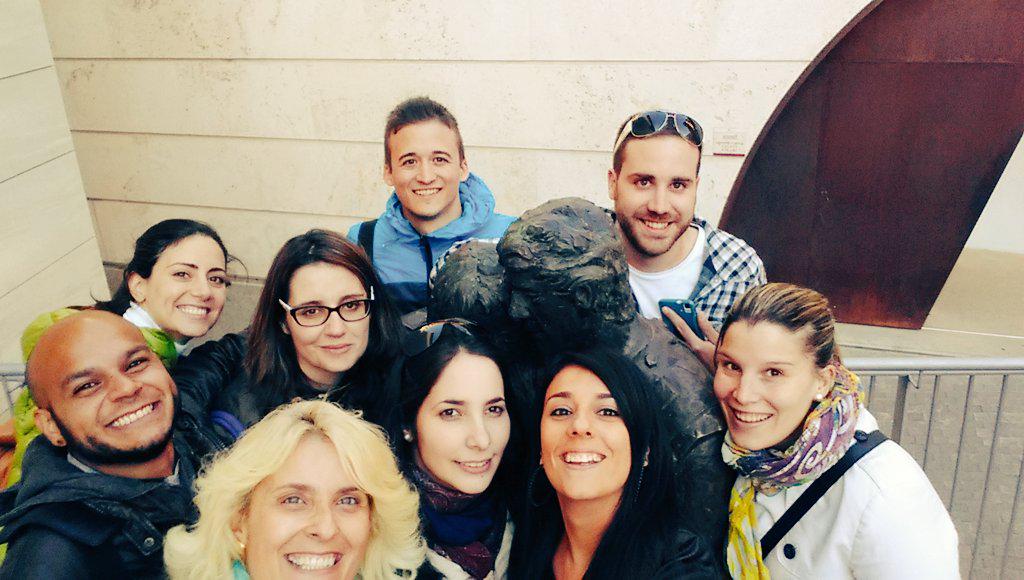 miriamalvarez's tweet photo. Masterclass de fotografía para finalizar el curso de community y al final el que triunfa.......mi palo-selfie!!! http://t.co/bCoG29ahrF