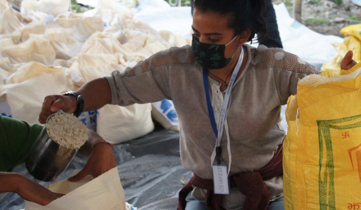 svenskakyrkan's tweet photo. Tack vare er har vi samlat in 6,5 miljoner kr till behövande i #Nepal. 34000 familjer fått hjälp. Arbetet fortsätter! http://t.co/8GyEHEs9du