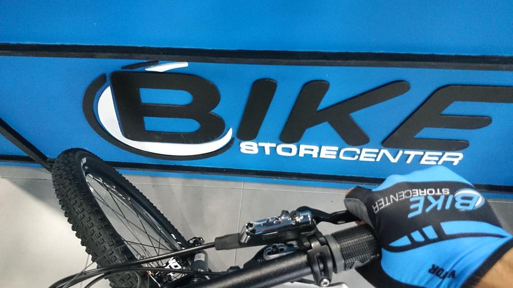 el_poliche's tweet photo. Nuevos guantes personalizados @BikeStoreCenter by @Viator_Es #SpanishQuality http://t.co/B7MJvK7hi8
