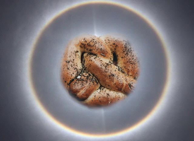KnotLoopPretzel's tweet photo. ¡Esto es una señal! ¿Quién viene a comer pretzels? http://t.co/B8BReIxLqO
