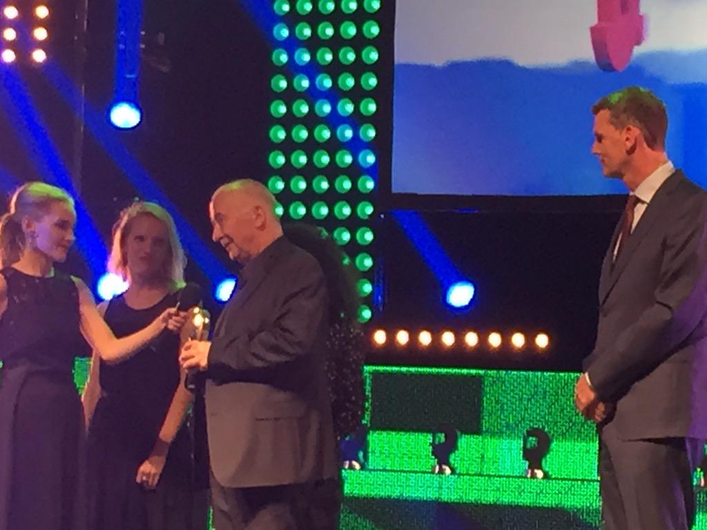 ROOS directeur Gerard Schuiteman reikt dicu winnaar prijs uit in #Circom gala #Dundalk Ierland