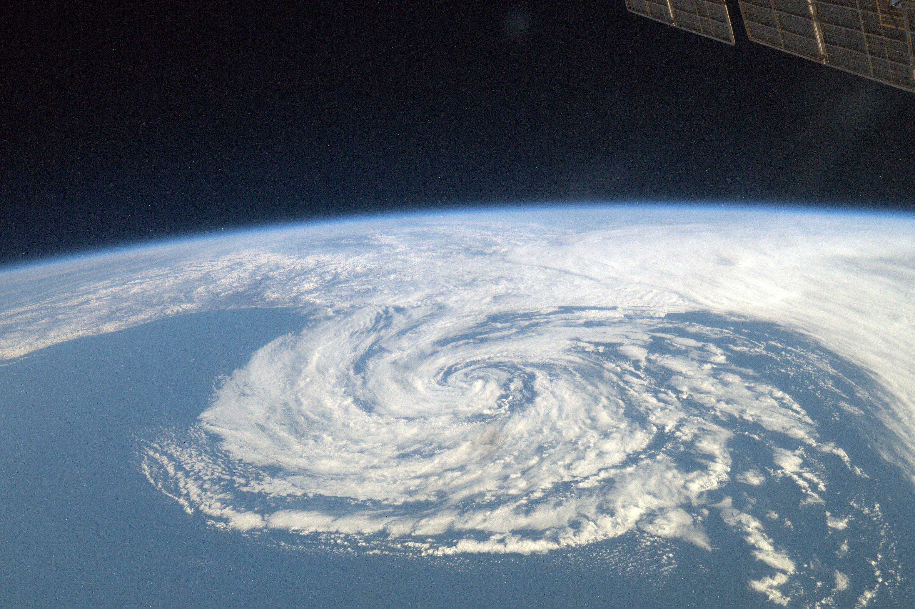 На какой планете самый большой атмосферный вихрь. Охотоморский циклон. Антициклон из космоса. Тайфун из космоса. Цикон.