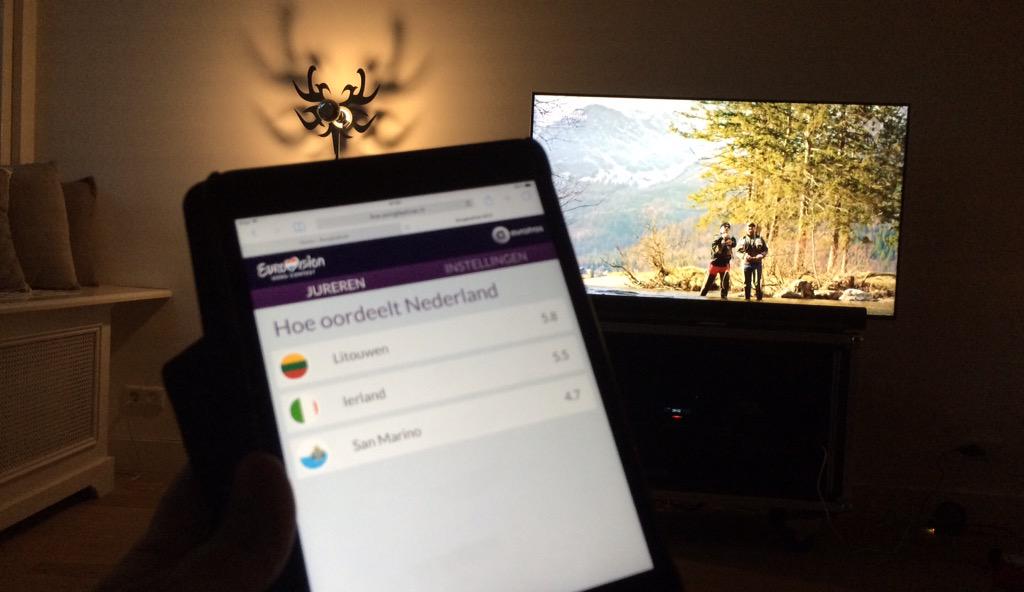 two_screen tweet picture