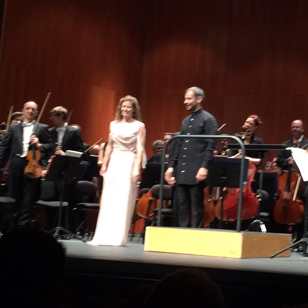 UDC_gal's tweet photo. Fenomenal a soprano Barbara Hannigan!!! e a @OSGgalicia !!! Auditorio de Ferrol. Concerto #25UDC Fin da 1.parte http://t.co/xRywYSDeCE