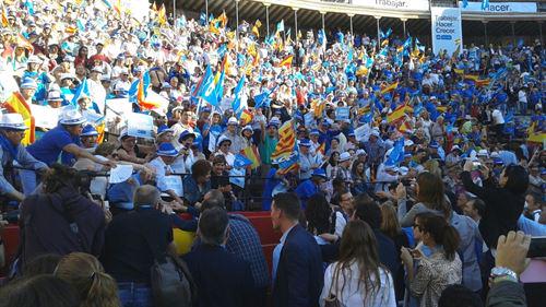 EPCValenciana's tweet photo. .@marianorajoy a @ritabarbera: "Rita, eres la mejor. Eres la alcaldesa que merece #Valencia" - http://t.co/32QhD10ZMZ http://t.co/zz8A1ma27v