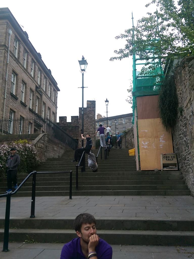 AccessParkour's tweet photo. "3 people on a lampost is not sensible!" - Andrew Hunter #ChallengeClass #AccessParkour http://t.co/4SfvpDRLNp