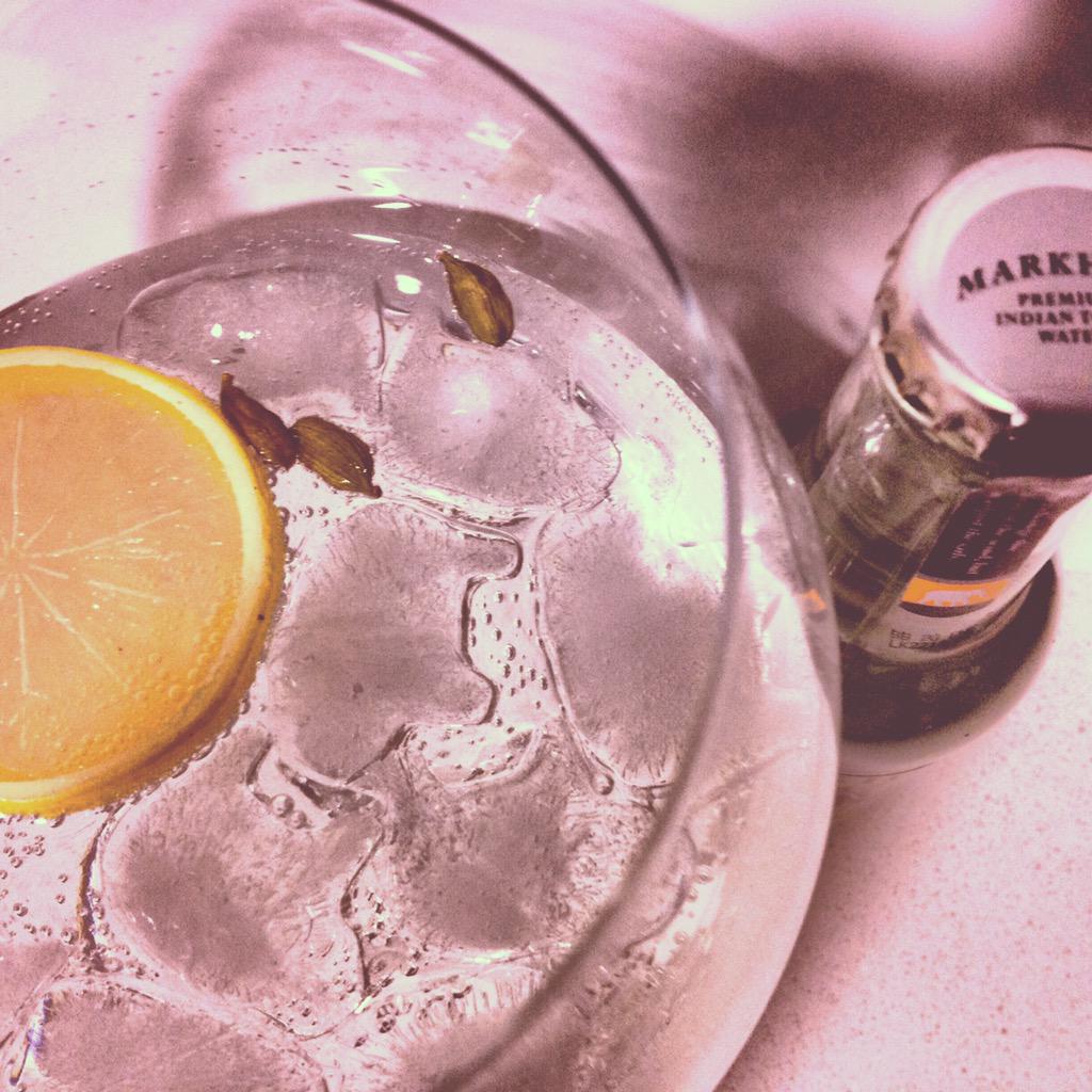 MarkhamTonica's tweet photo. Disfrutando d las vistas #gintonic con #cardamomo y hielos d elefantes @GinAndTwitts @GinAndTwitts @dcopasxsevilla http://t.co/11E1c4b3wb