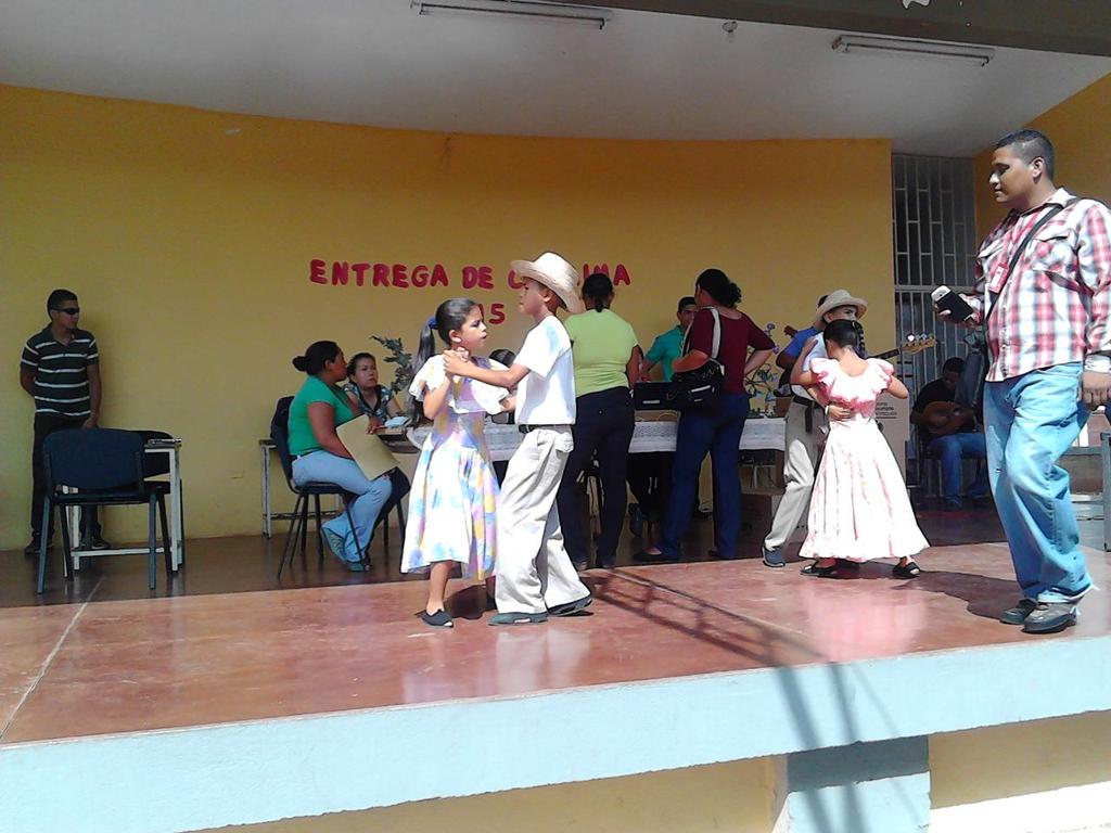 fundabitguaric2's tweet photo. #4AñosDandoLaBatallaEnRedes  Con baile de joropo incluido los niños reciben su canaima en Guaribe. iUna Gran Fiesta! http://t.co/bxGwkIRo0l