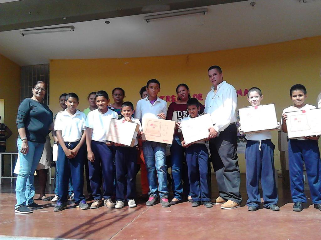 fundabitguaric2's tweet photo. #4AñosDandoLaBatallaEnRedes  Con baile de joropo incluido los niños reciben su canaima en Guaribe. iUna Gran Fiesta! http://t.co/bxGwkIRo0l