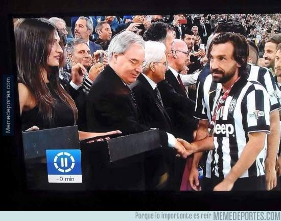 memedeportes's tweet photo. Parece que alguien consiguió sorprender a Pirlo anoche  http://t.co/5v9Aw6fM90 http://t.co/Sl5q9tVwMr