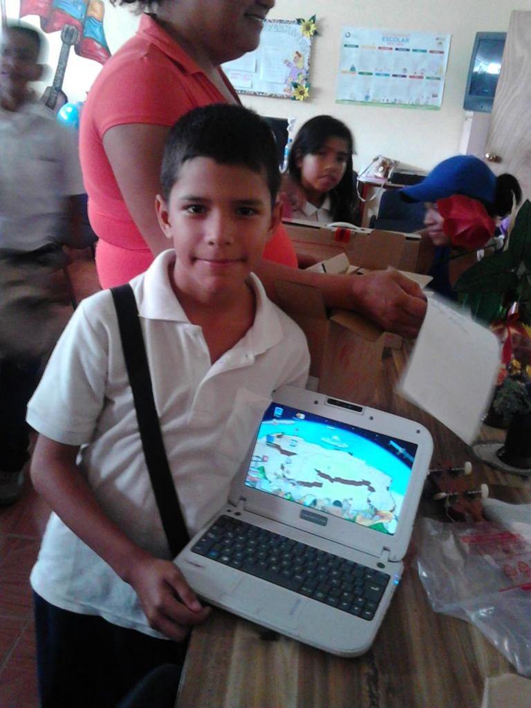 fundabitguaric2's tweet photo. #4AñosDandoLaBatallaEnRedes  Con baile de joropo incluido los niños reciben su canaima en Guaribe. iUna Gran Fiesta! http://t.co/bxGwkIRo0l