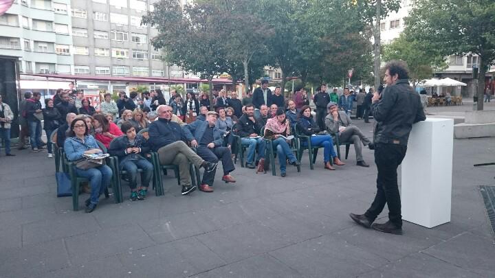 compostelaberta's tweet photo. Comezando o encontro coa veciñanza do Ensanche con @martinhonoriega #jorgeduarte e @maria_rzs http://t.co/iCZZHAccPh