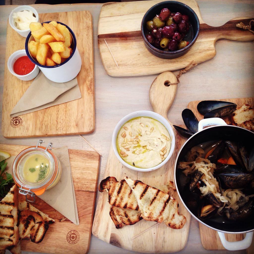Amanda_Statham's tweet photo. Dinner @offthebeachcafe #MawganPorth #Cornwall The biggest mussels &amp; delicious crab pot under £10. http://t.co/TlN65fjPRH