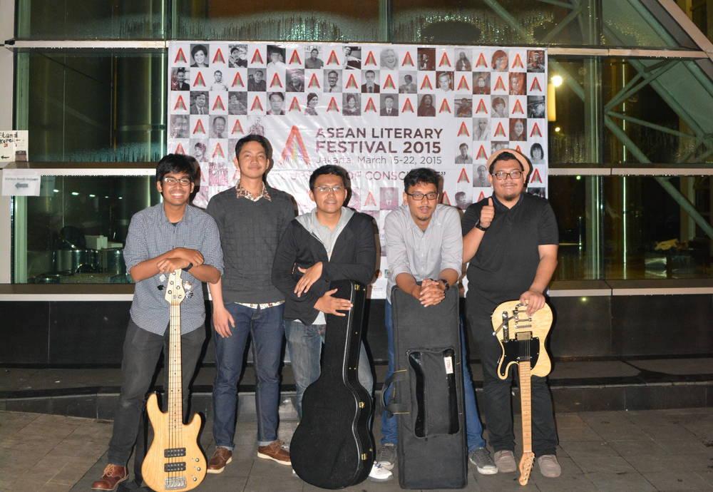 movingfans's tweet image. Nov (@henov20) @ Asean Literary Festival 2015 #LatePost