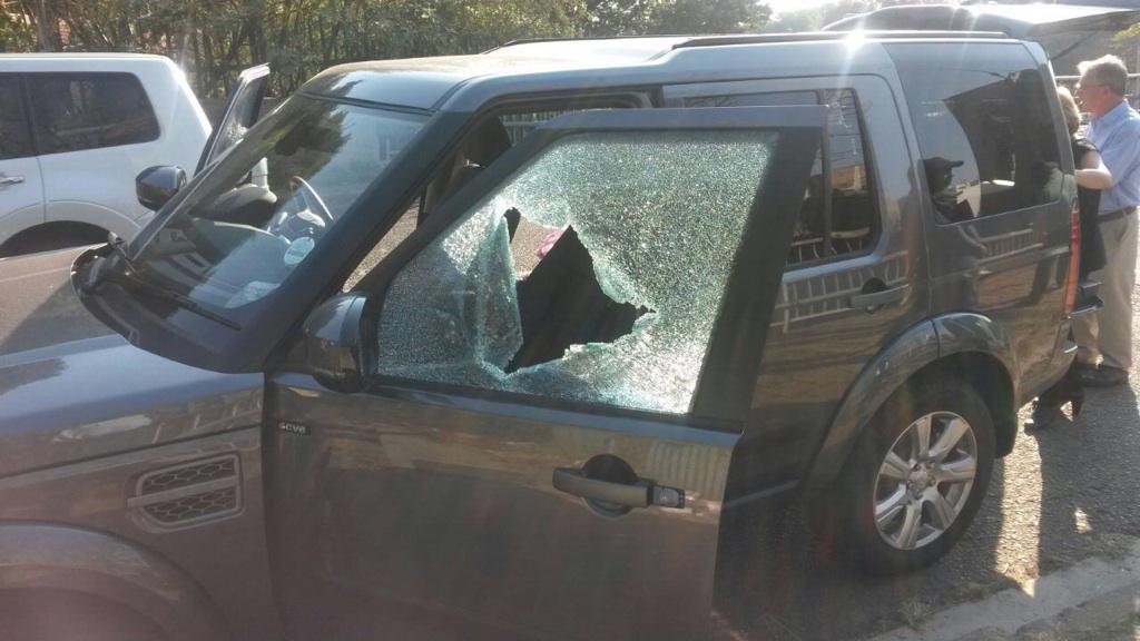 SAPoliceService's tweet photo. #sapsGP Woman robbed of belongings after shots fired at her from black Golf GTI cnr Anerley &amp; Oxford Rd today SD http://t.co/Xi6s6QHm6q