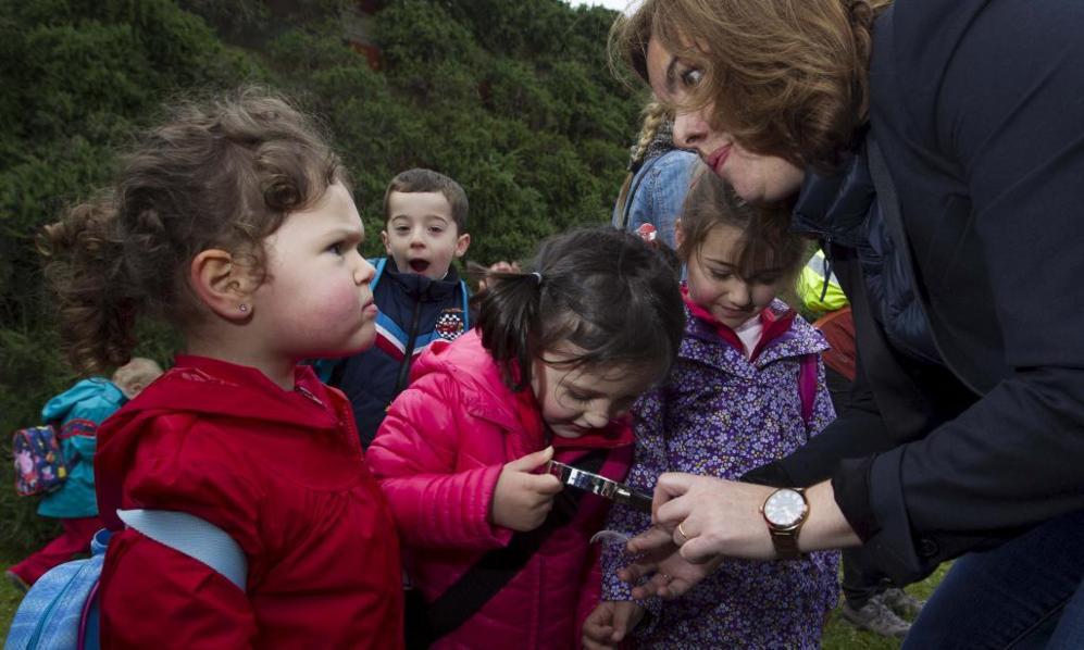 carnecrudaradio's tweet image. La historia real es aún peor. Soraya le había quitado la lupa a la niña. ¡Ni a los niños respetáis, bandidos!