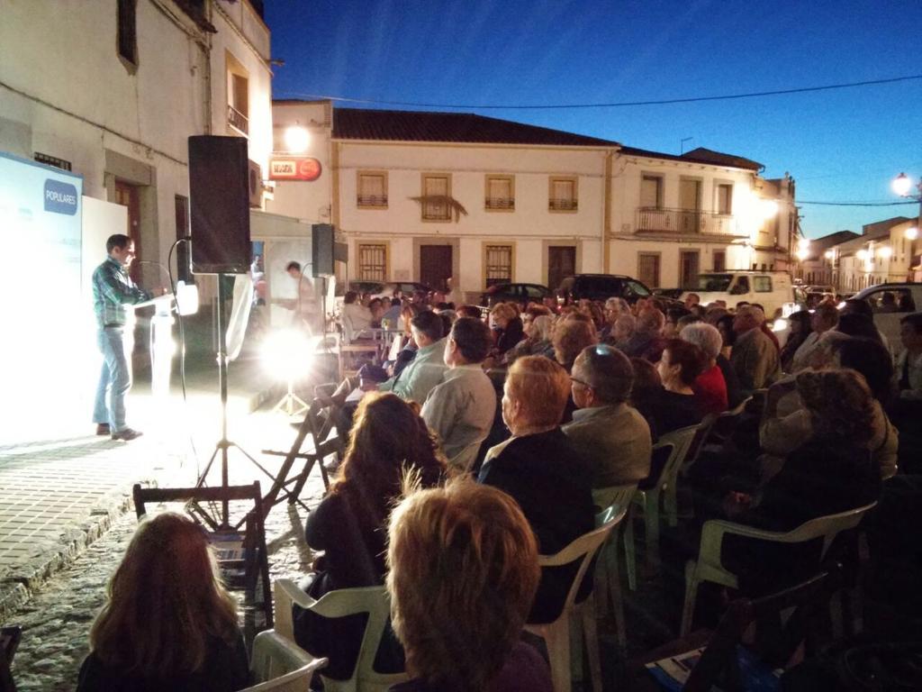 NNGGHdelDuque's tweet photo. Gran recibimiento hoy en la Torrecilla para escuchar las propuestas de la candidatura popular http://t.co/FxsdEk3pKE